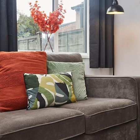 Haw Hill House - Modern 4 Bed Apartman Normanton  Kültér fotó