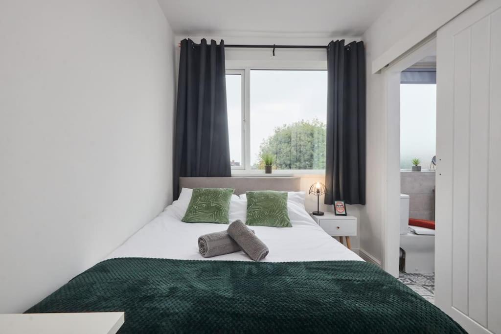 Haw Hill House - Modern 4 Bed Apartman Normanton  Kültér fotó