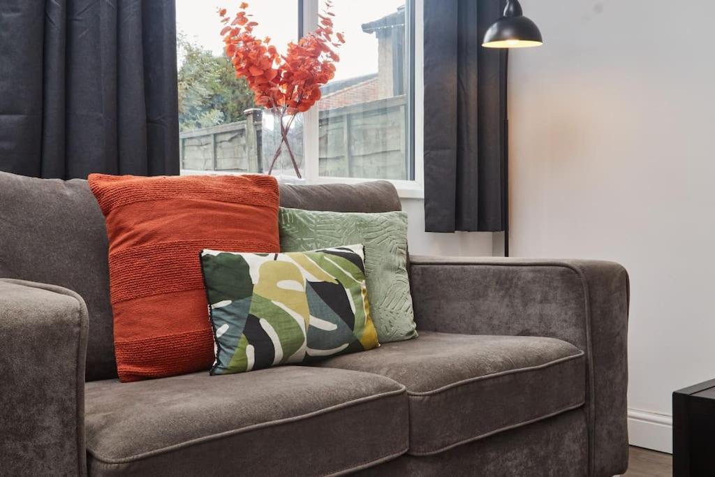 Haw Hill House - Modern 4 Bed Apartman Normanton  Kültér fotó