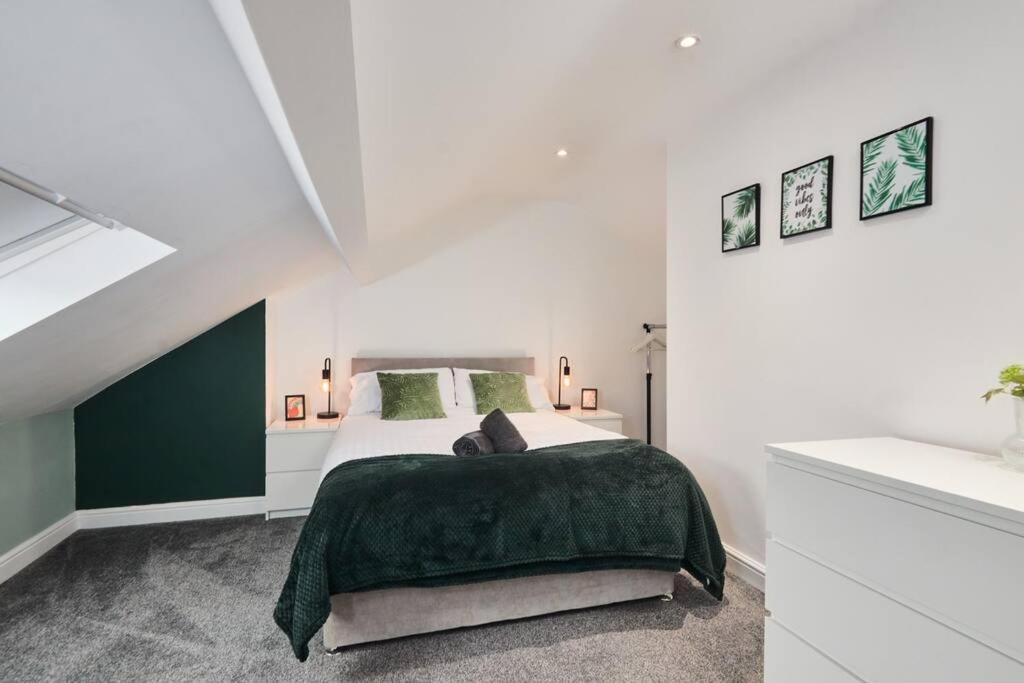 Haw Hill House - Modern 4 Bed Apartman Normanton  Kültér fotó