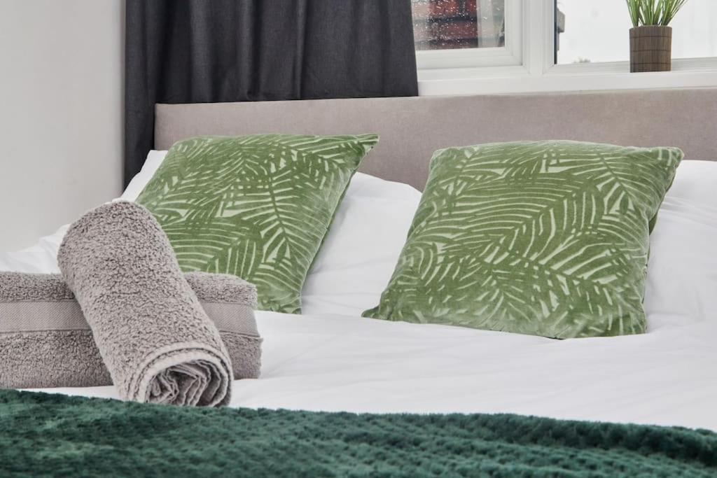 Haw Hill House - Modern 4 Bed Apartman Normanton  Kültér fotó