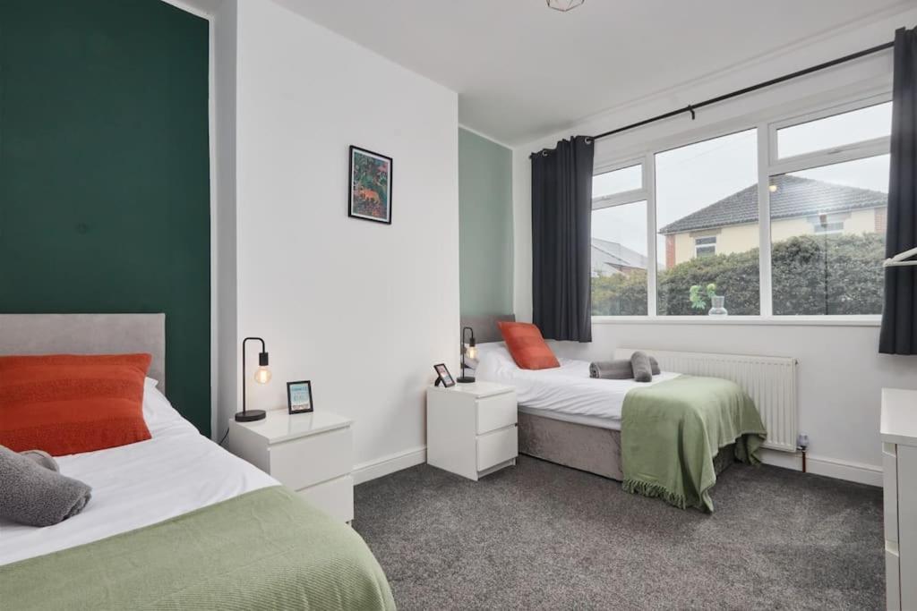 Haw Hill House - Modern 4 Bed Apartman Normanton  Kültér fotó